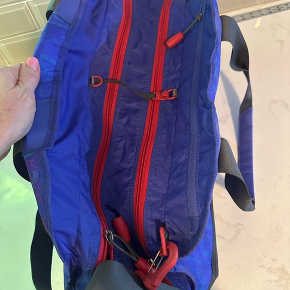 NIKE FAST3R CLASSIC SPORT WORKOUT LIGHTDUFFLE BAG Blue Purple And Red - Picture 9 of 15